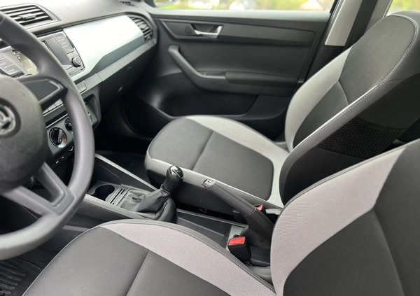Skoda Fabia cena 31734 przebieg: 225000, rok produkcji 2018 z Chęciny małe 172